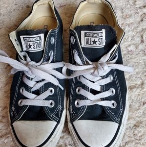 Black converse size 7 sneakers